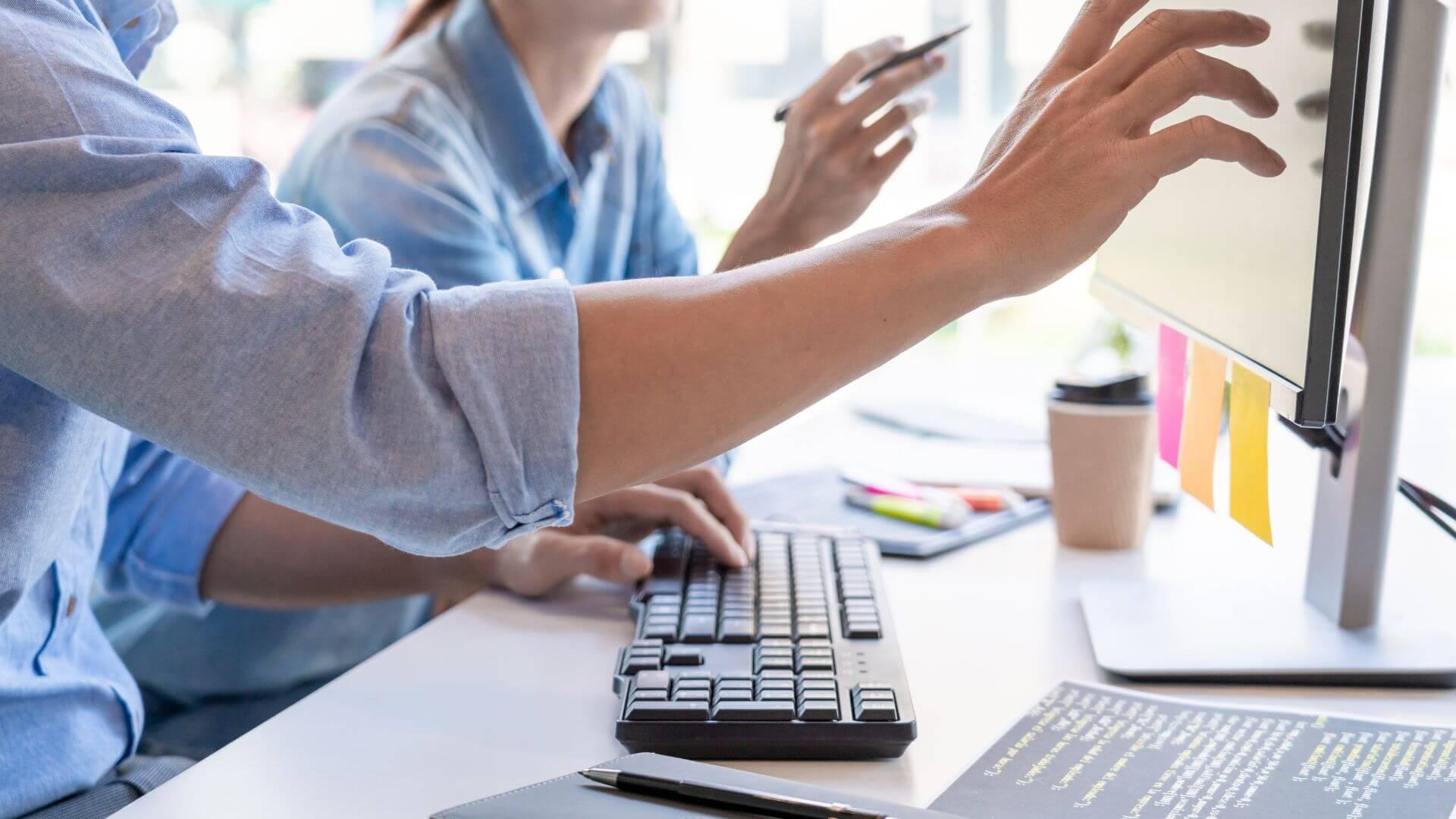 To personer søger på en computer