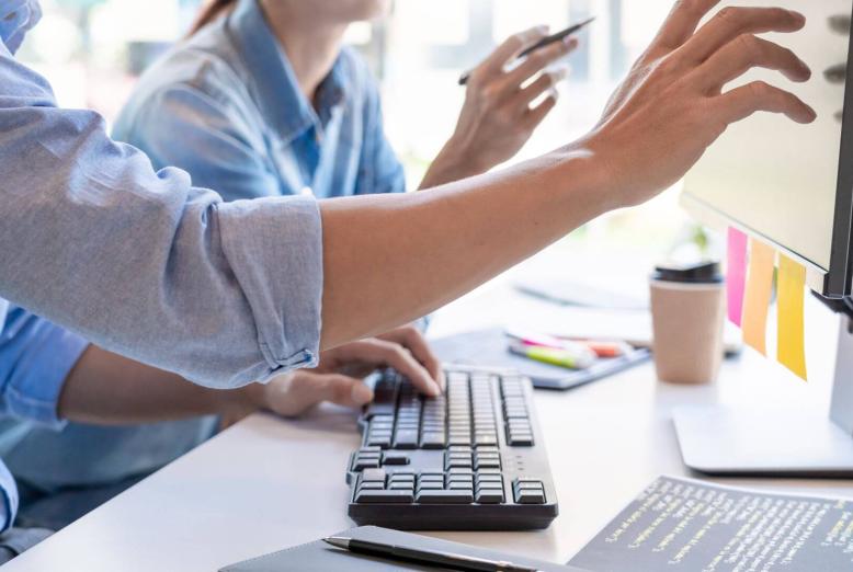 To personer søger på en computer